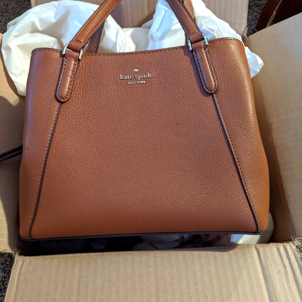 Kate Spade Satchel magnetic closures & zipper closures inside.  No wear!